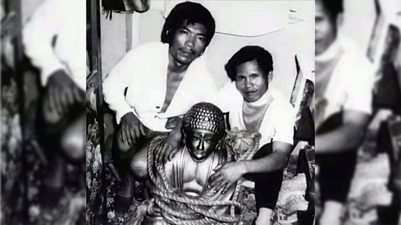 Rogelio Roxas (left) and his brother Jose Roxas, with the golden Buddha (from the Straits Times).